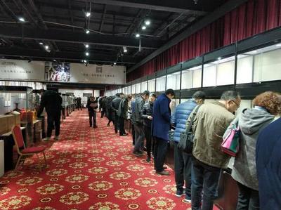 河南拍卖公务员上交物品 一箱2014年五粮液以3700元成交的背后
