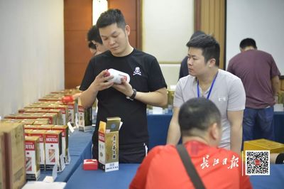 武汉公务员上缴特拍会 茅台与名表成焦点